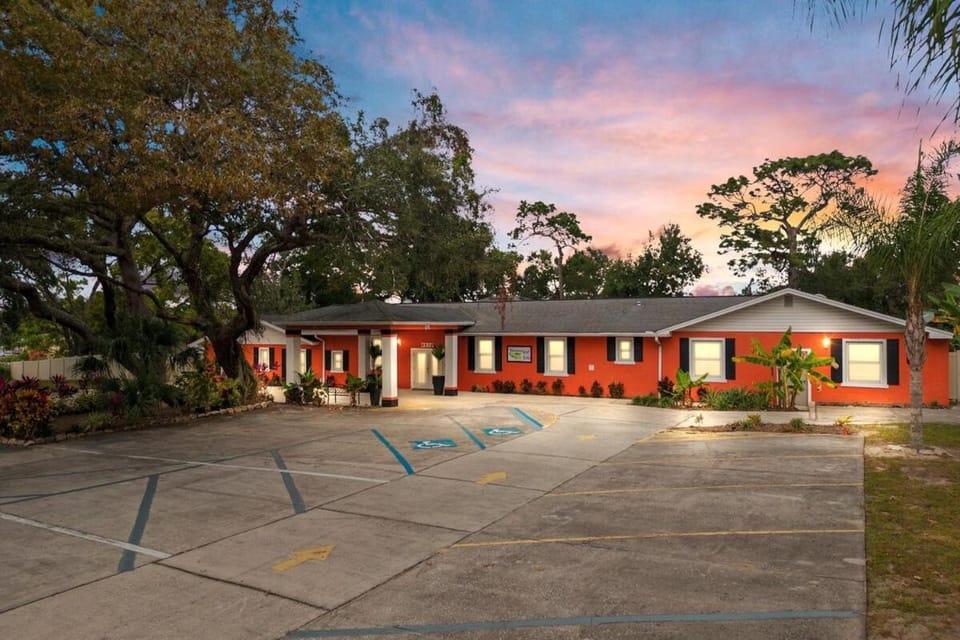 Banana Leaf Villa-Vintage Vibes- King Suite House in Orlando
