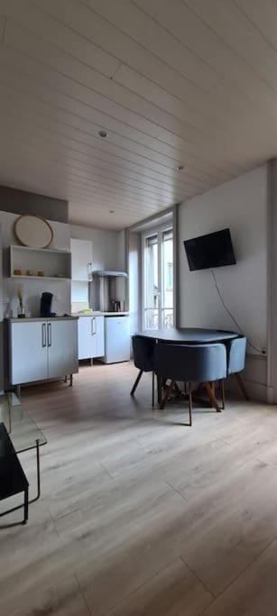 Kitchen or kitchenette, Living room, Seating area