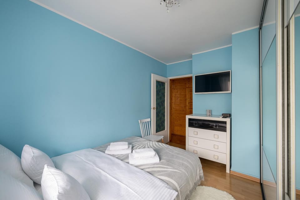 Bed, TV and multimedia, Photo of the whole room, Bedroom, towels, wardrobe