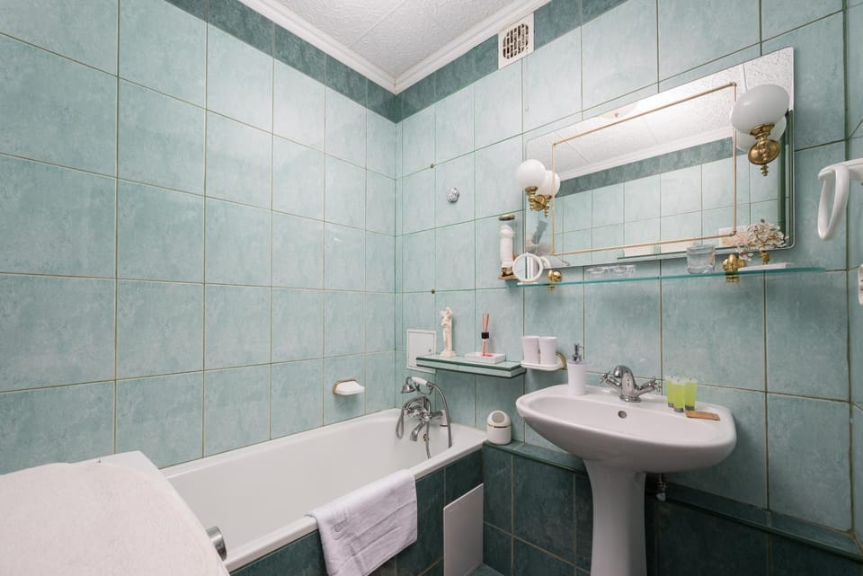 Bathroom, Bath, towels