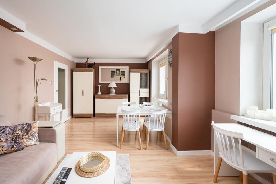 Bed, Living room, Photo of the whole room, Seating area, Dining area