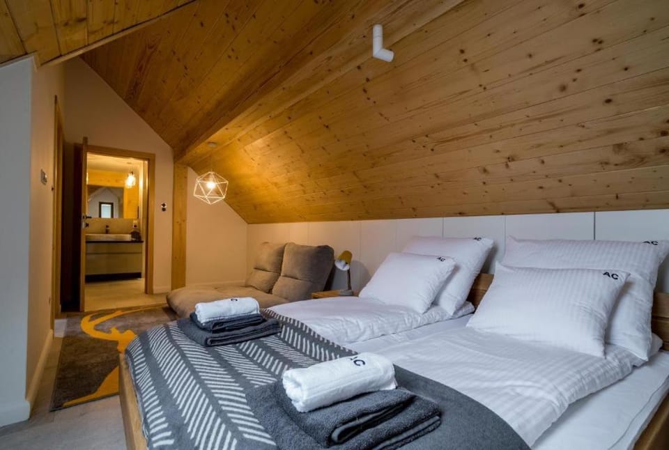 Bed, Photo of the whole room, Seating area, Bedroom, towels