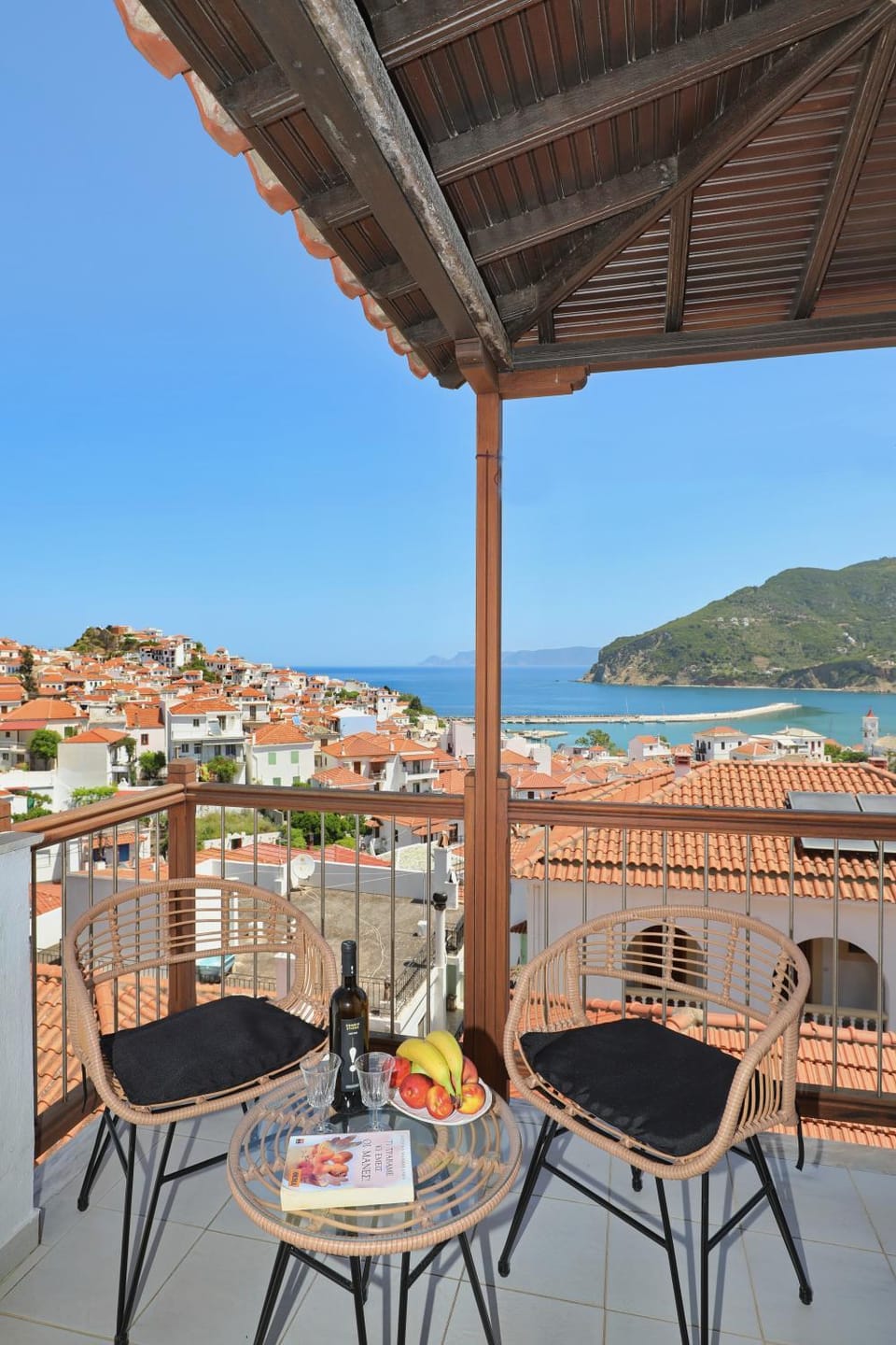 View (from property/room), Balcony/Terrace, City view, Mountain view
