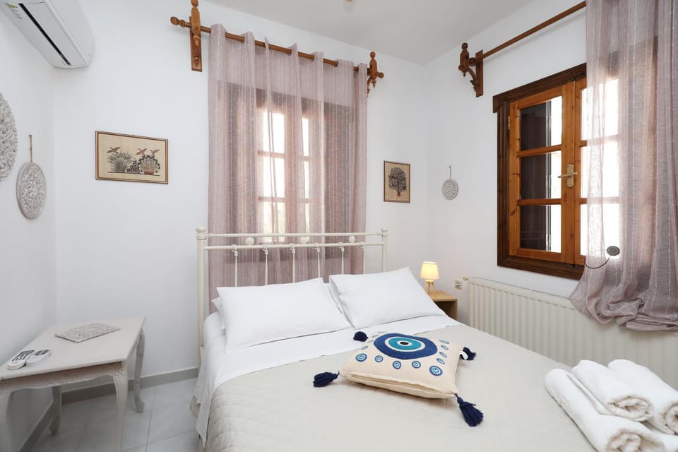 Bed, Photo of the whole room, Bedroom, air conditioner