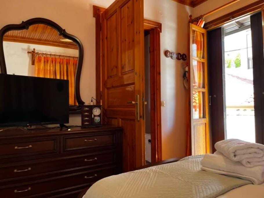 Bed, TV and multimedia, Bedroom