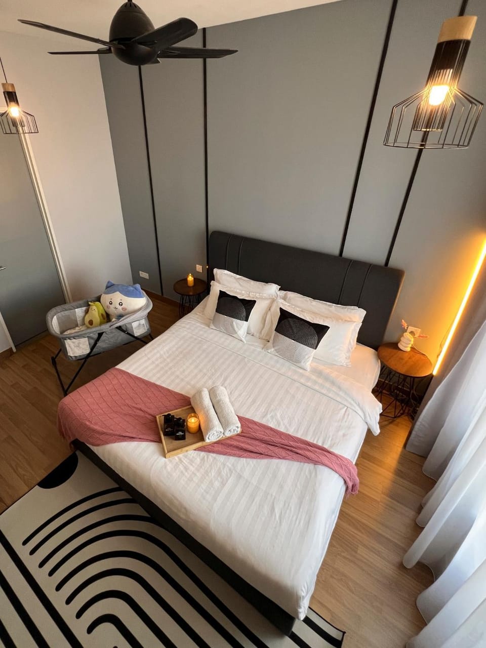 Bed, Photo of the whole room, towels