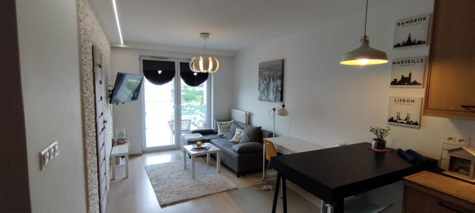 TV and multimedia, Kitchen or kitchenette, Living room, Seating area, Dining area