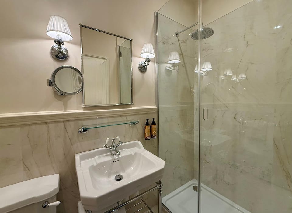 Shower, Toilet, Bathroom, towels