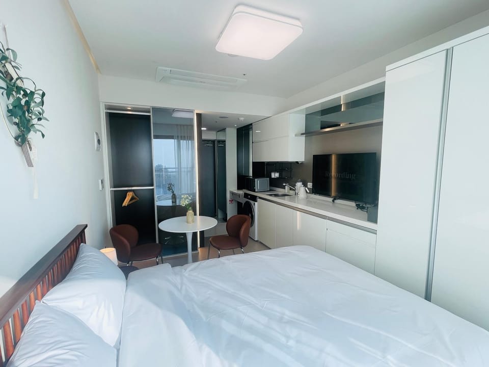 Bed, Kitchen or kitchenette, Photo of the whole room, wardrobe