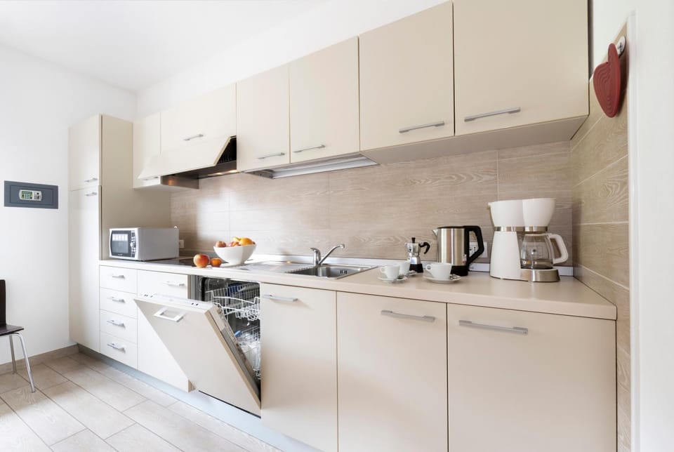 Food close-up, Coffee/tea facilities, dishwasher, microwave, stove, kitchen