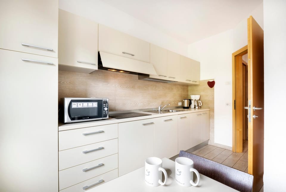Coffee/tea facilities, Kitchen or kitchenette, Lunch, dishwasher, microwave, stove, toaster, kitchen