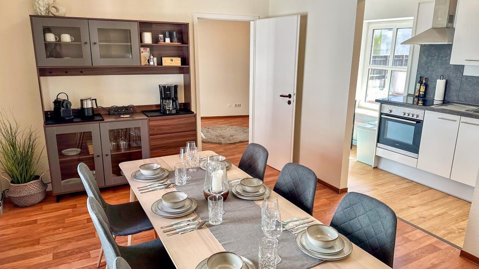Coffee/tea facilities, Kitchen or kitchenette, Dining area, dishwasher, oven, stove, toaster
