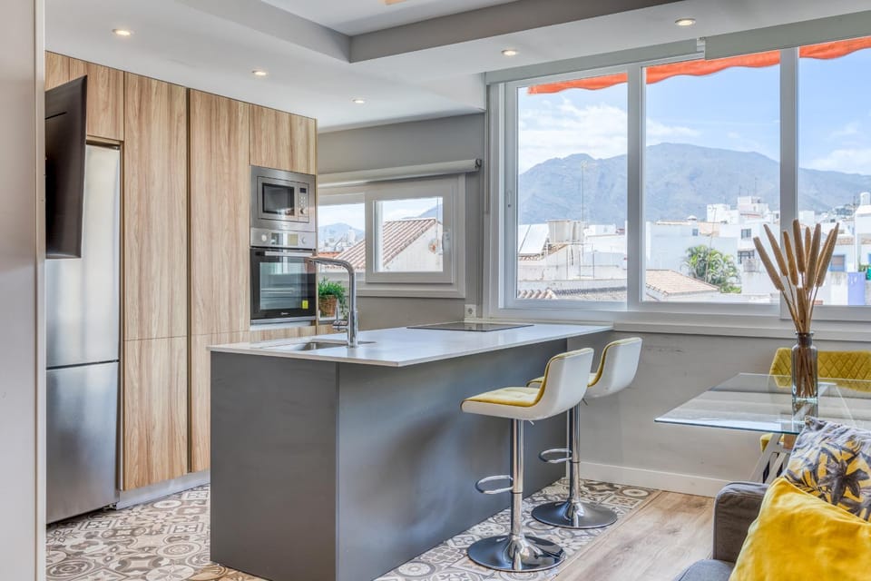 Kitchen or kitchenette, Mountain view, oven