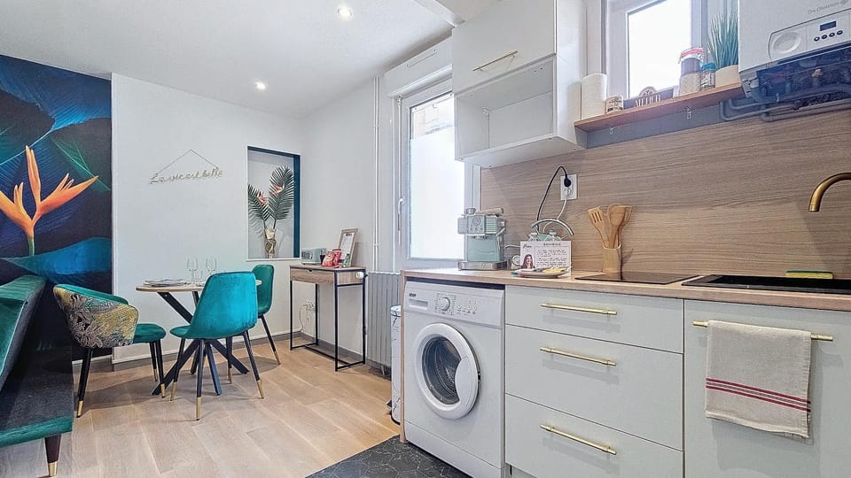 Kitchen or kitchenette, Dining area, minibar, washing machine