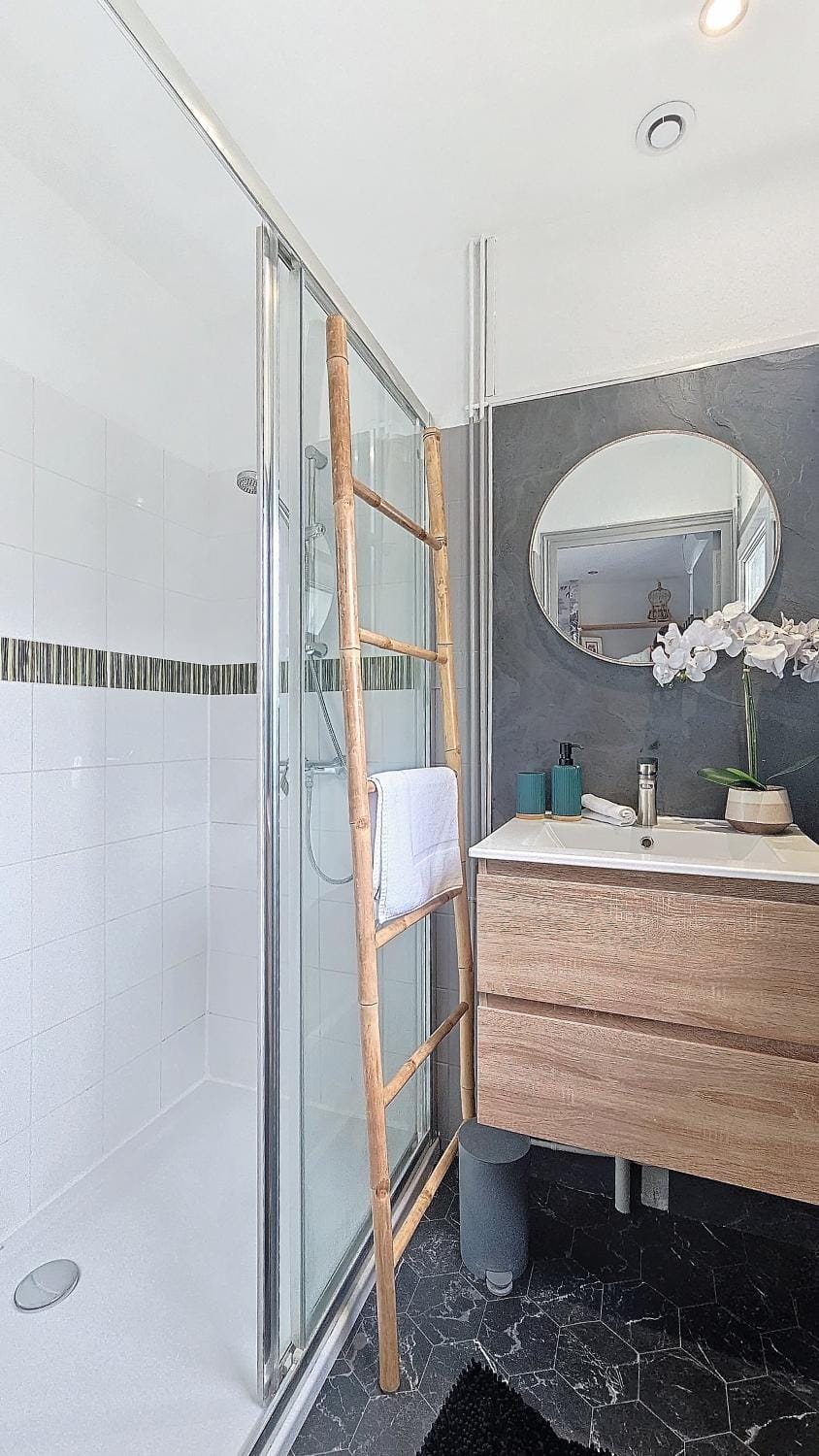 Shower, Bathroom, towels