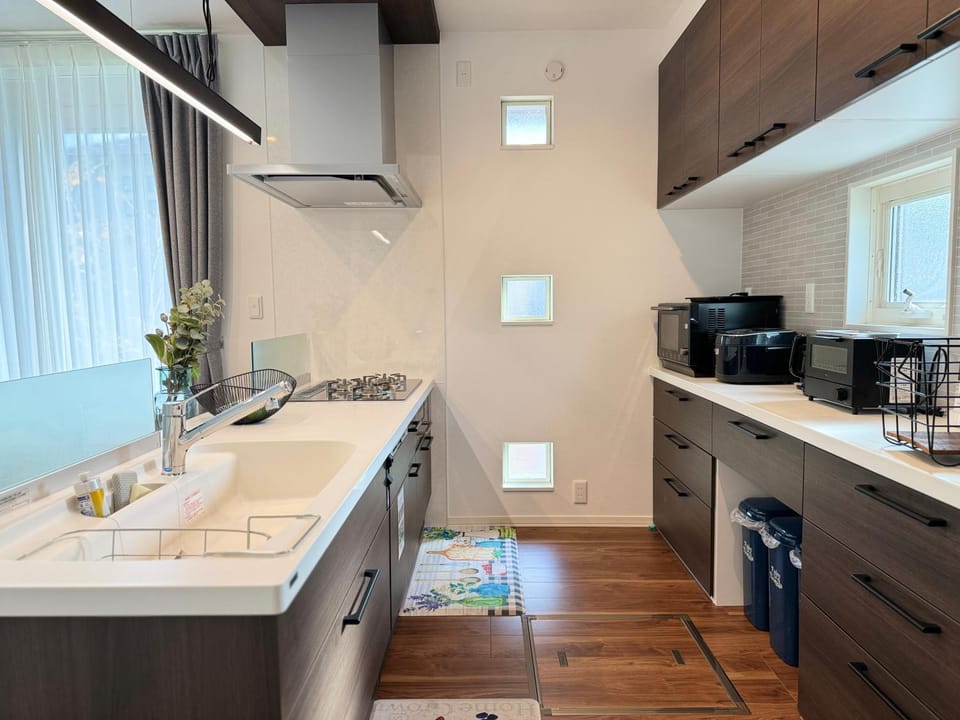 Coffee/tea facilities, Kitchen or kitchenette, oven, stove