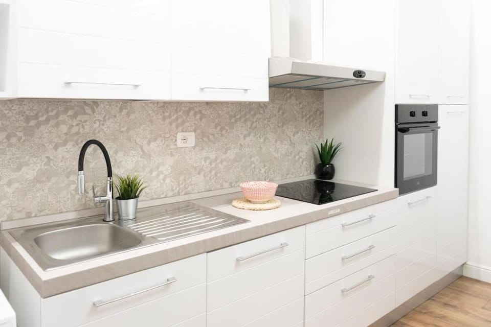 Kitchen or kitchenette, pet friendly, stove