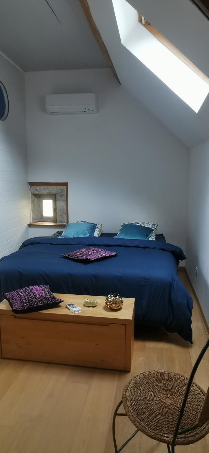 Bed, Photo of the whole room, Bedroom, air conditioner