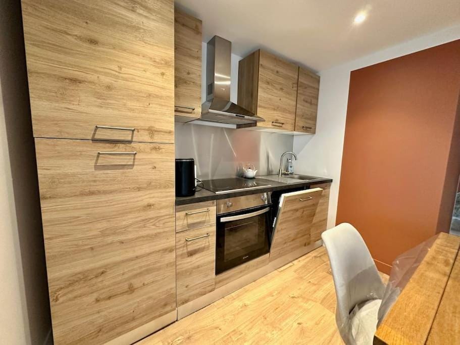 Coffee/tea facilities, Kitchen or kitchenette, dishwasher, oven, stove, toaster