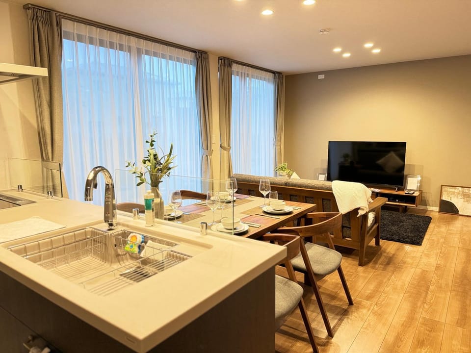 TV and multimedia, Living room, Seating area, Dining area