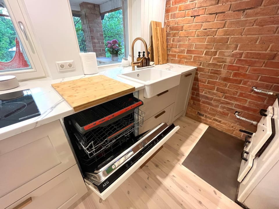 Kitchen or kitchenette, dishwasher