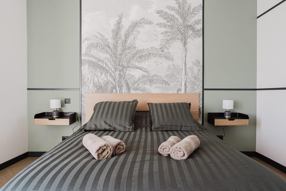 Bed, Bedroom, towels