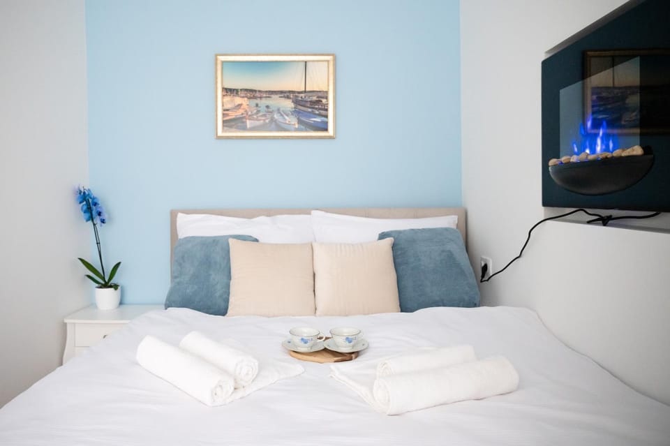 Bed, TV and multimedia, fireplace, fireplace, furniture, towels, towels
