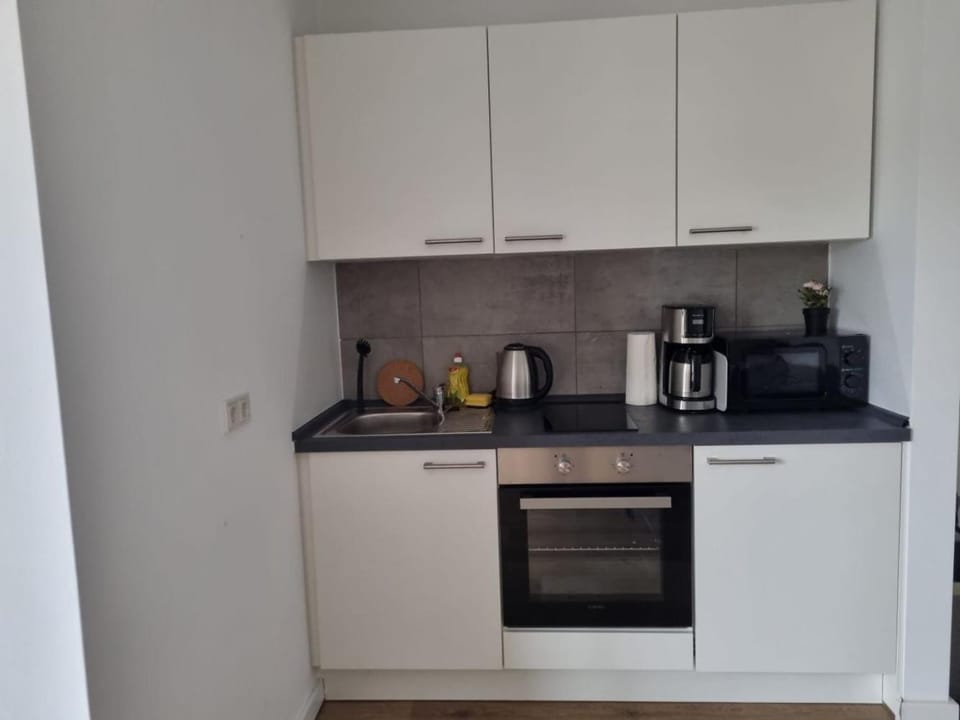 Coffee/tea facilities, Kitchen or kitchenette, stove