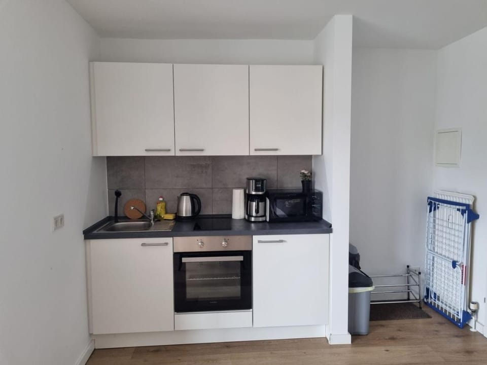 Coffee/tea facilities, Kitchen or kitchenette, oven, stove