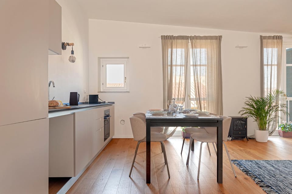 Dining area, kitchen