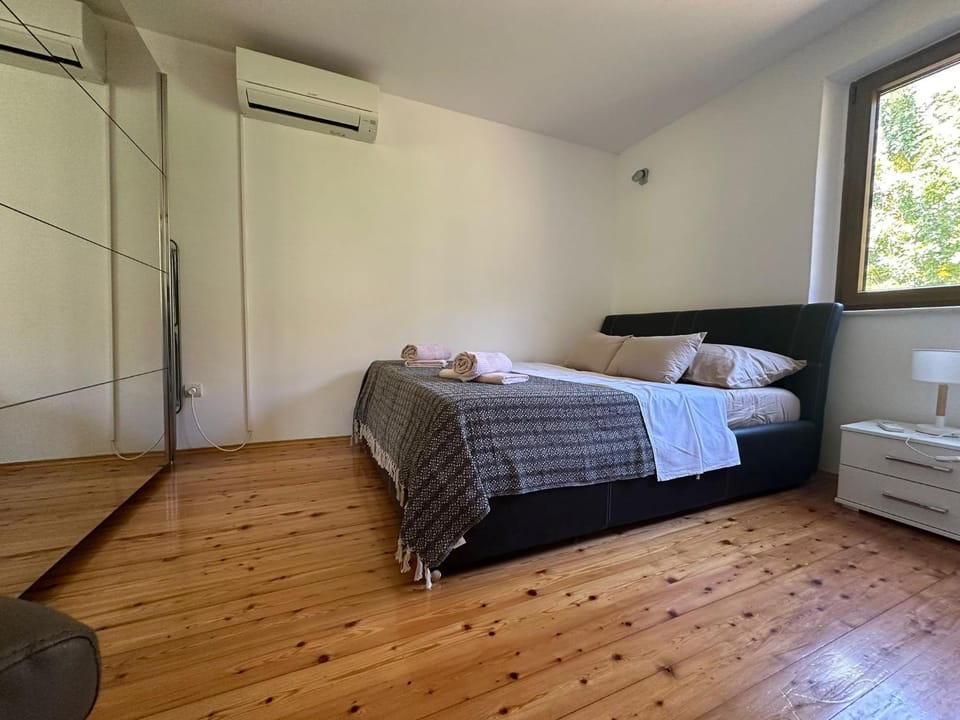 Bed, Bedroom, air conditioner