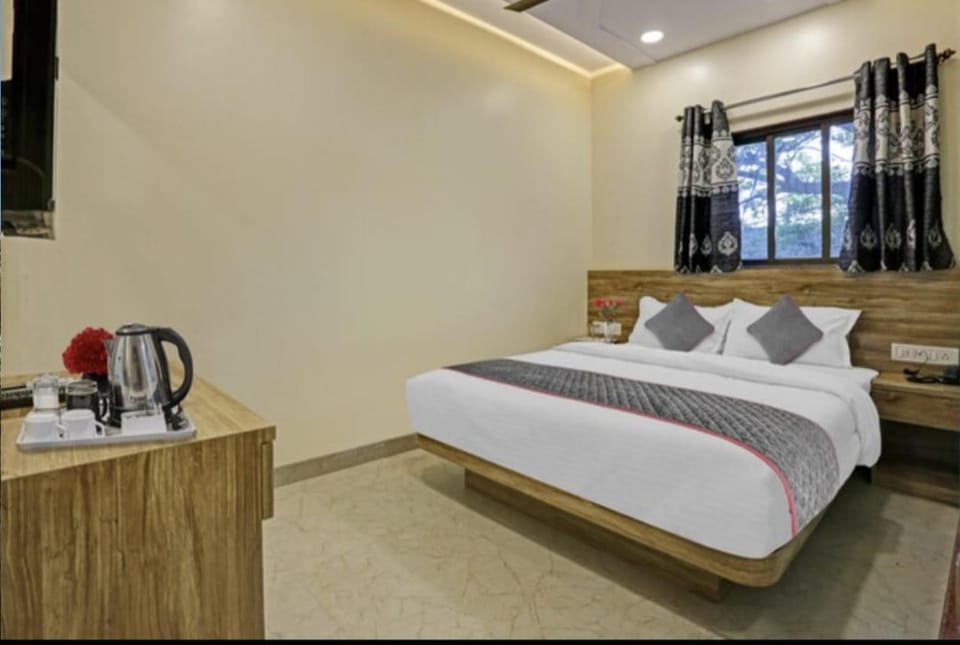 Bed, TV and multimedia, Kitchen or kitchenette, Living room, Photo of the whole room, Seating area, Bedroom