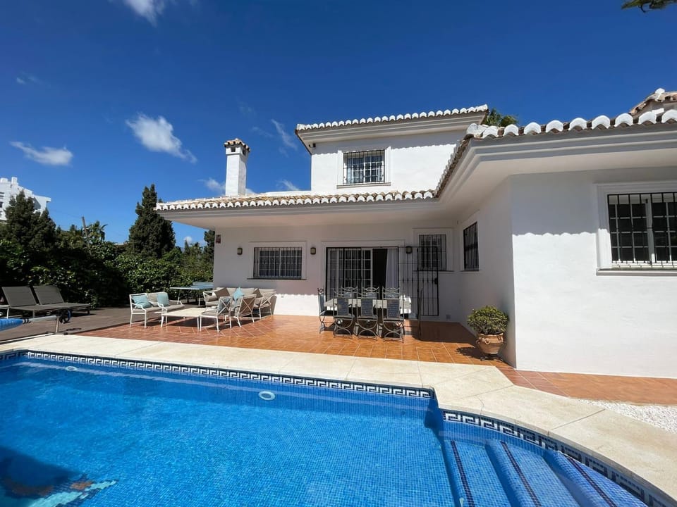Property building, Balcony/Terrace, Swimming pool, sunbed