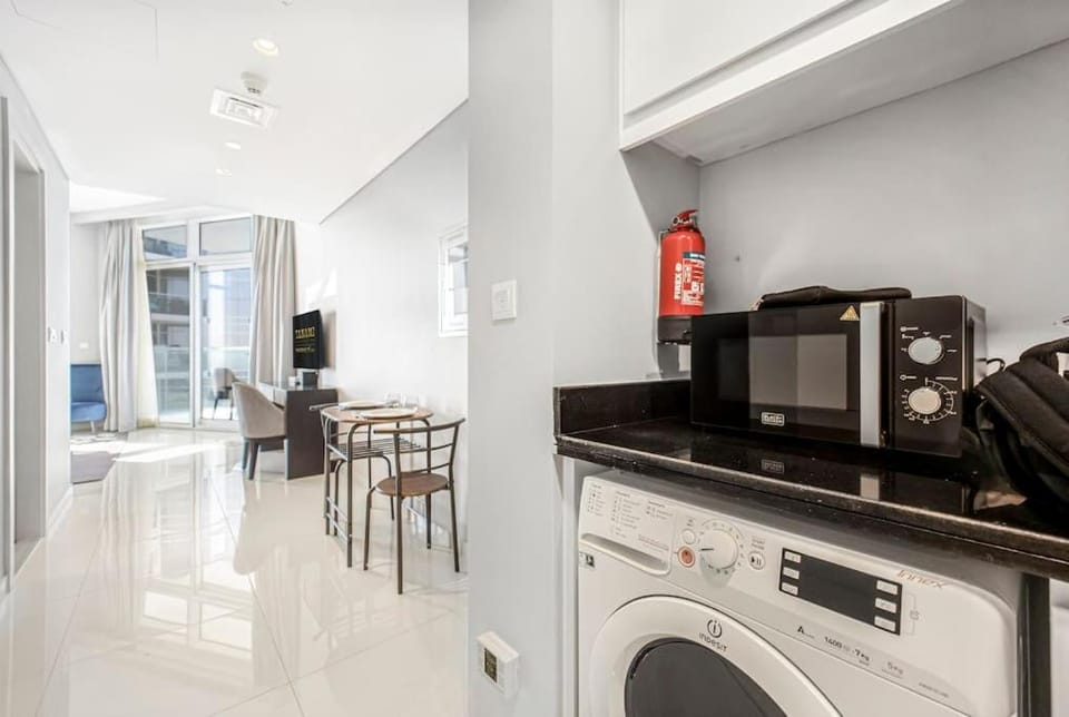 Kitchen or kitchenette, oven, washing machine