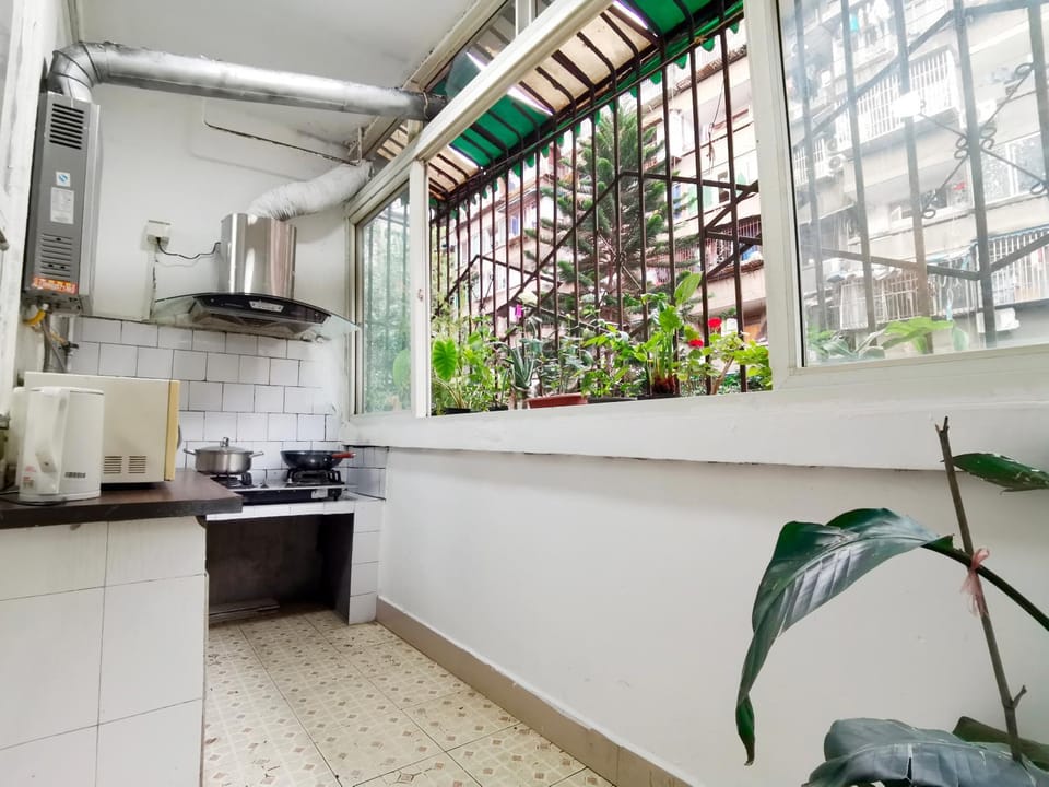 Kitchen or kitchenette, minibar
