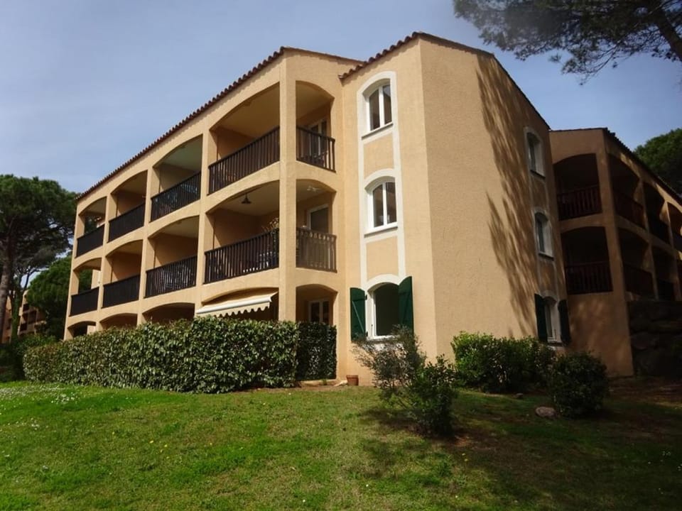 Domaine de Valescure T3 Rez De Jardin Apartment in Saint-Raphael