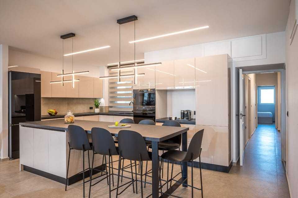 Kitchen or kitchenette, Seating area, oven, stove