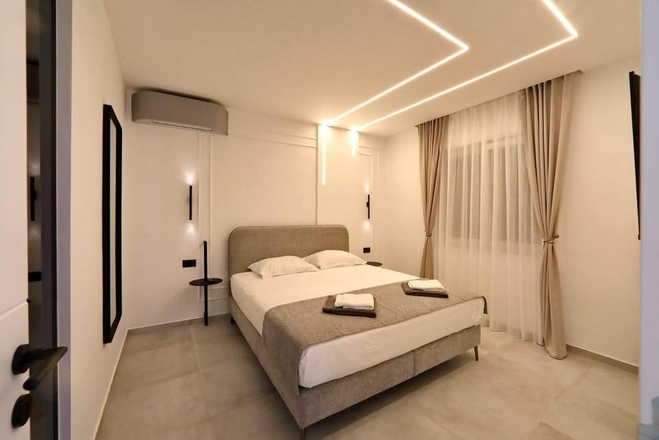 Bed, Bedroom, towels, air conditioner