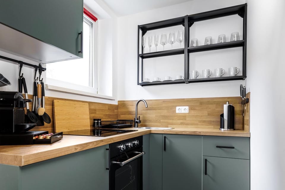 Coffee/tea facilities, Kitchen or kitchenette, stove