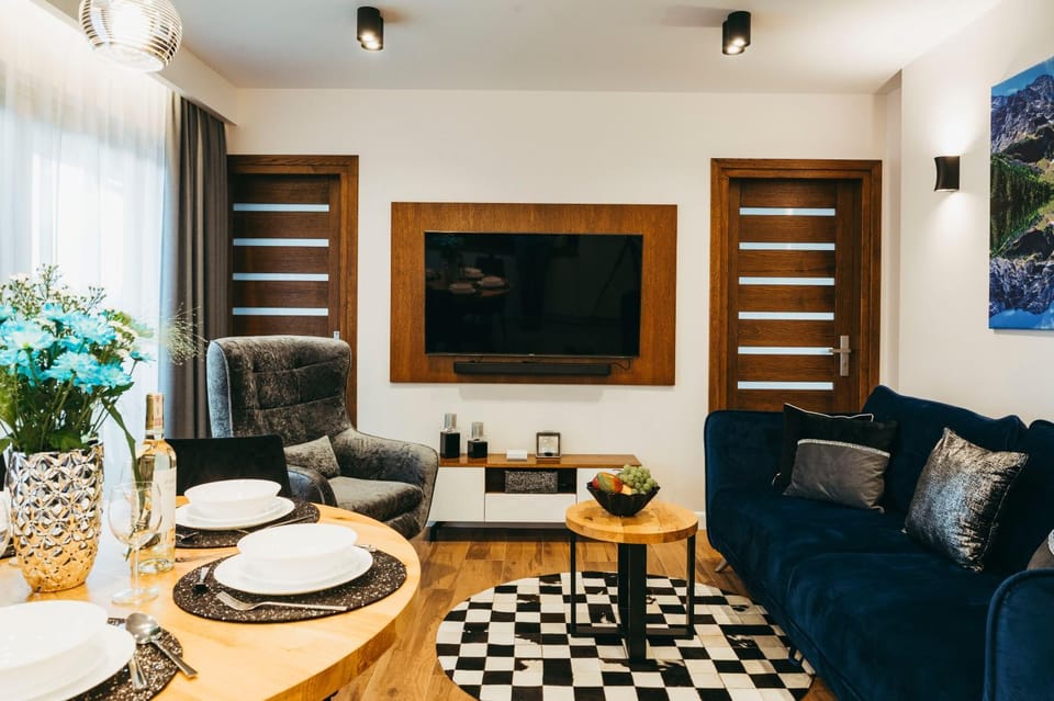 TV and multimedia, Living room, Seating area, Dining area