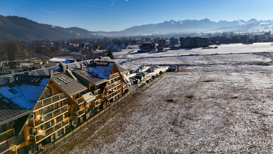 Property building, Day, Natural landscape, Bird's eye view, Winter, Mountain view