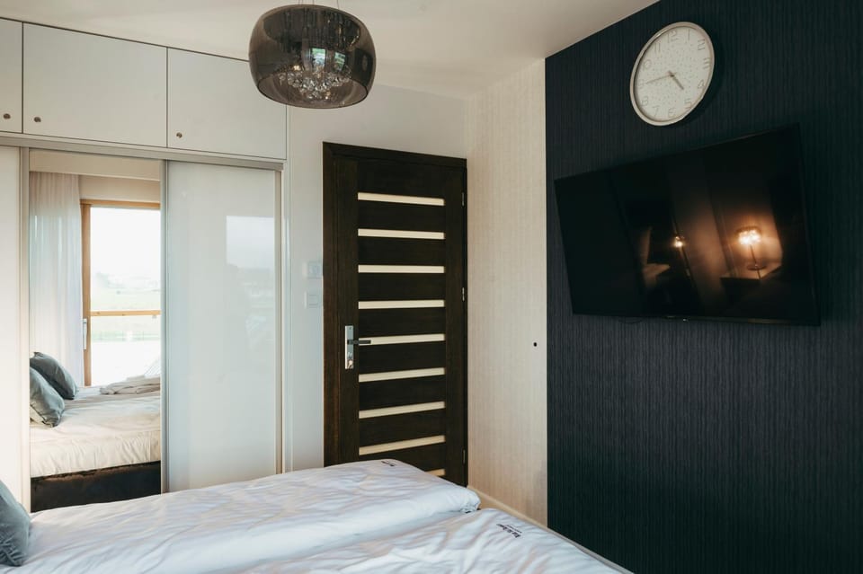 Bed, TV and multimedia, Photo of the whole room, Bedroom, wardrobe