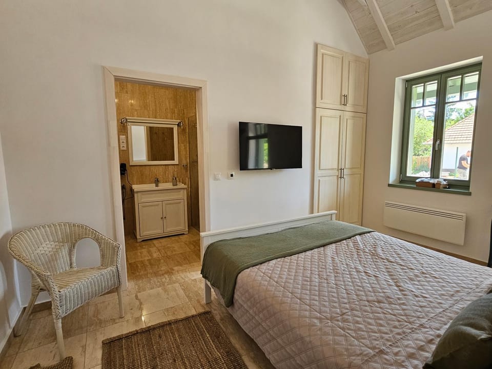 Bed, TV and multimedia, Bedroom, wardrobe