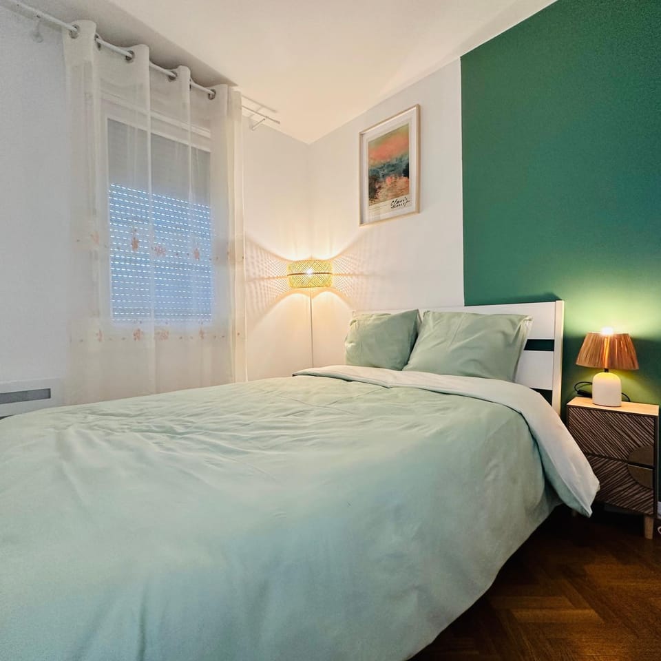 Photo of the whole room, Bedroom