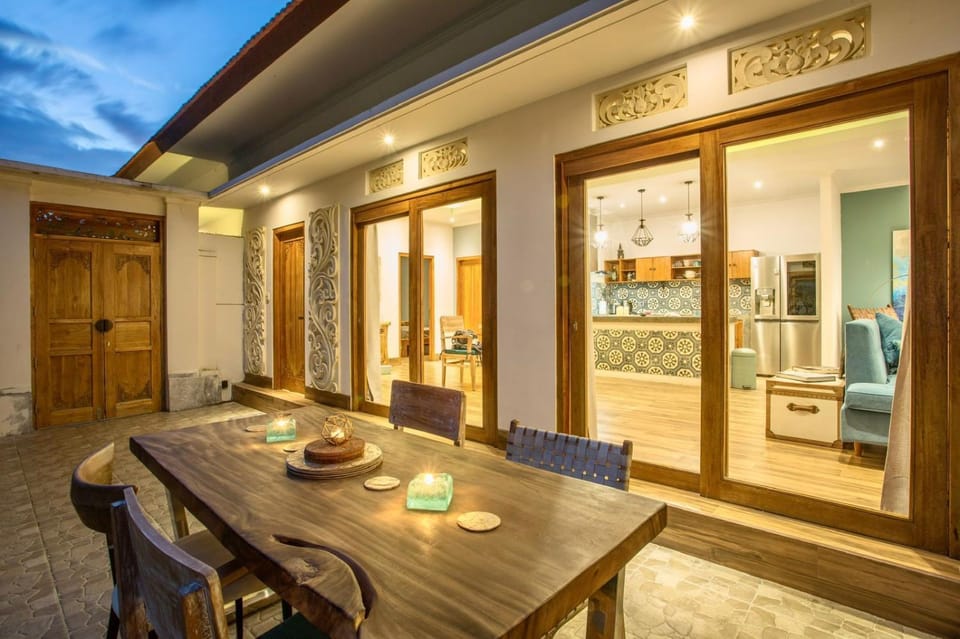 Property building, Patio, Balcony/Terrace, Seating area, Swimming pool