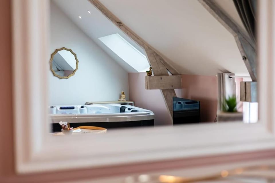 Le Cocon chambre avec Jacuzzi privatif Normandie Apartment in Normandy