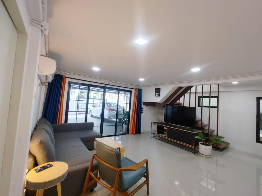 辉煌夜市 4房泳池花园别墅 订4日提供免费接机一次 House in Bangkok