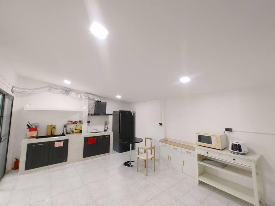 辉煌夜市 4房泳池花园别墅 订4日提供免费接机一次 House in Bangkok