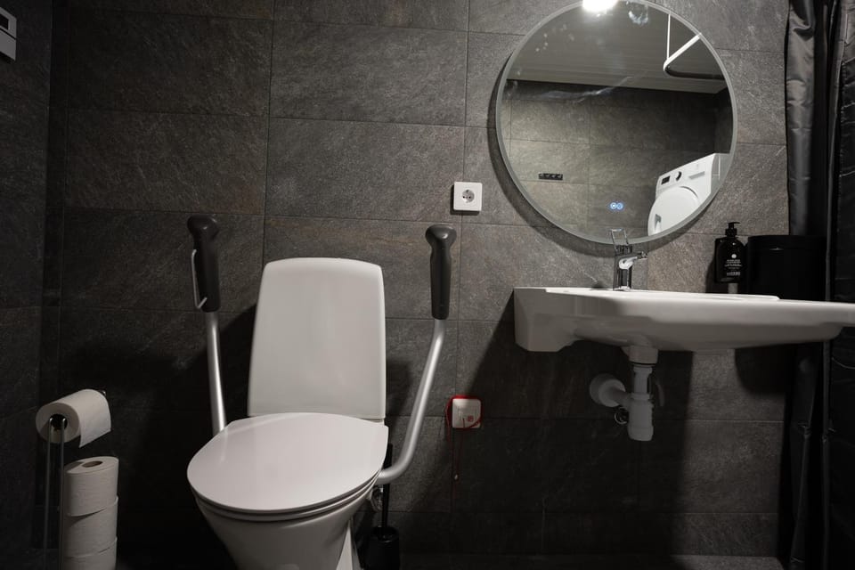 Toilet, Bathroom, Internal: Not applicable to any particular room