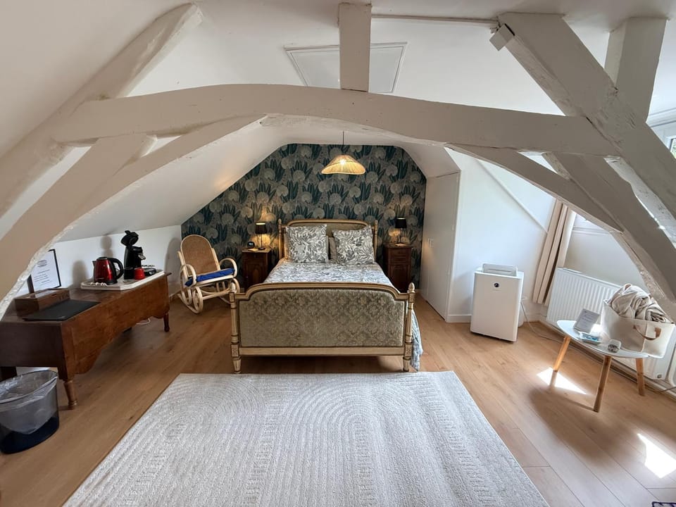Bed, Photo of the whole room, Bedroom